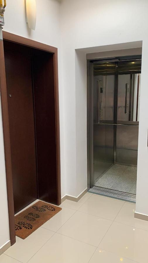 Centru Unirii Luxury Vip Apartament 2 Camere 98 Mp ! Parcare Subterana Privata Incalzita Iarna Si Climatizata Vara Doar Cu Rezervare In Limita Locurilor Disponibile ! Proprietate In Regim Hoteliep - Nu Are Bucatarie ! Bukarest Kültér fotó